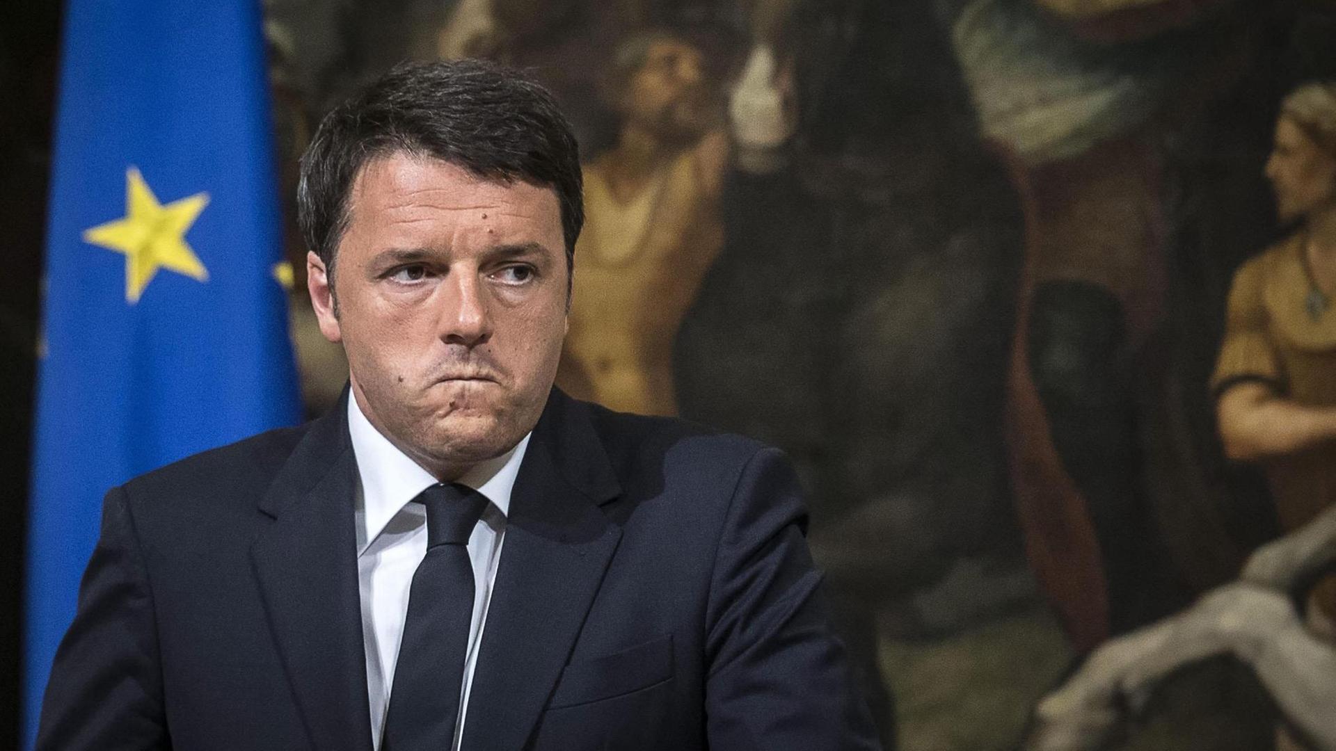 Italiens Ministerpräsident Matteo Renzi gibt bei einer Pressekonferenz bekannt, dass er die Leichen des gesunkenen Flüchtlingsboots bergen lassen will.