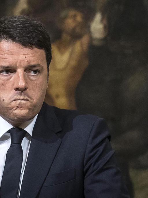 Italiens Ministerpräsident Matteo Renzi gibt bei einer Pressekonferenz bekannt, dass er die Leichen des gesunkenen Flüchtlingsboots bergen lassen will.