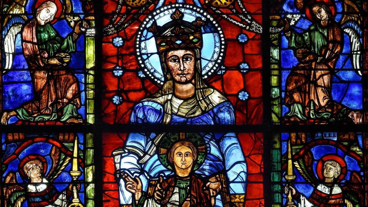 Das Glasfenster "Notre Dame de la belle verrière" in der gotischen Kathedrale von Chartres in der Normandie
