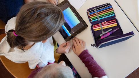Kinder am Schreibtisch in der Schule, Foto von oben