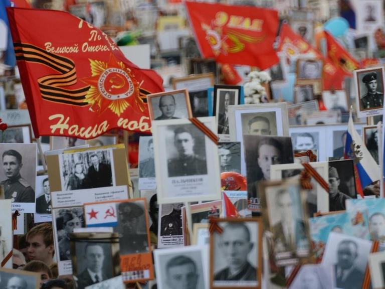 Gedenkmarsch des Unsterblichen Regiments im Jahr 2015