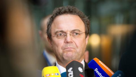 Der damalige Bundesinnenminister Hans-Peter Friedrich (CSU) gibt am 07.11.2013 im Paul-Löbe-Haus in Berlin vor Beginn der Koalitionsverhandlungen von Union und SPD zum Thema Inneres und Justiz ein Interview.