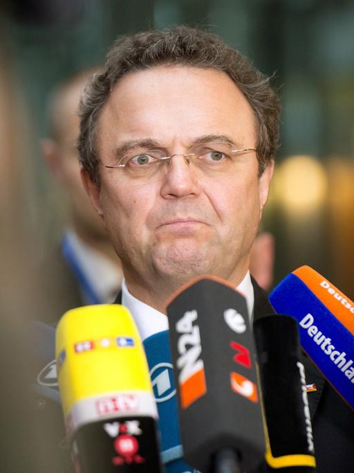 Der damalige Bundesinnenminister Hans-Peter Friedrich (CSU) gibt am 07.11.2013 im Paul-Löbe-Haus in Berlin vor Beginn der Koalitionsverhandlungen von Union und SPD zum Thema Inneres und Justiz ein Interview.