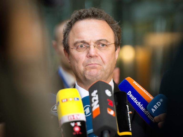 Der damalige Bundesinnenminister Hans-Peter Friedrich (CSU) gibt am 07.11.2013 im Paul-Löbe-Haus in Berlin vor Beginn der Koalitionsverhandlungen von Union und SPD zum Thema Inneres und Justiz ein Interview.