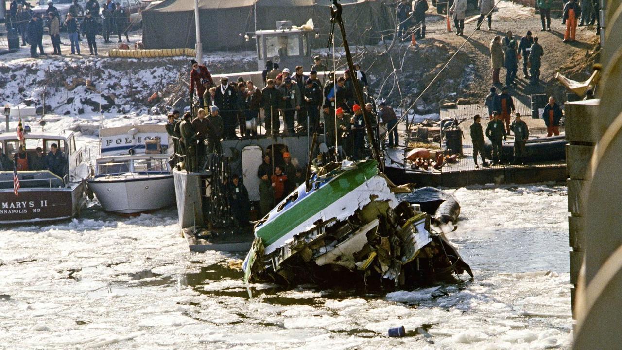 Absturz des Air-Florida-Fluges 90 am 13. Januar 1982 in Washington. Wrackteile werden aus dem Potomac River geborgen. 