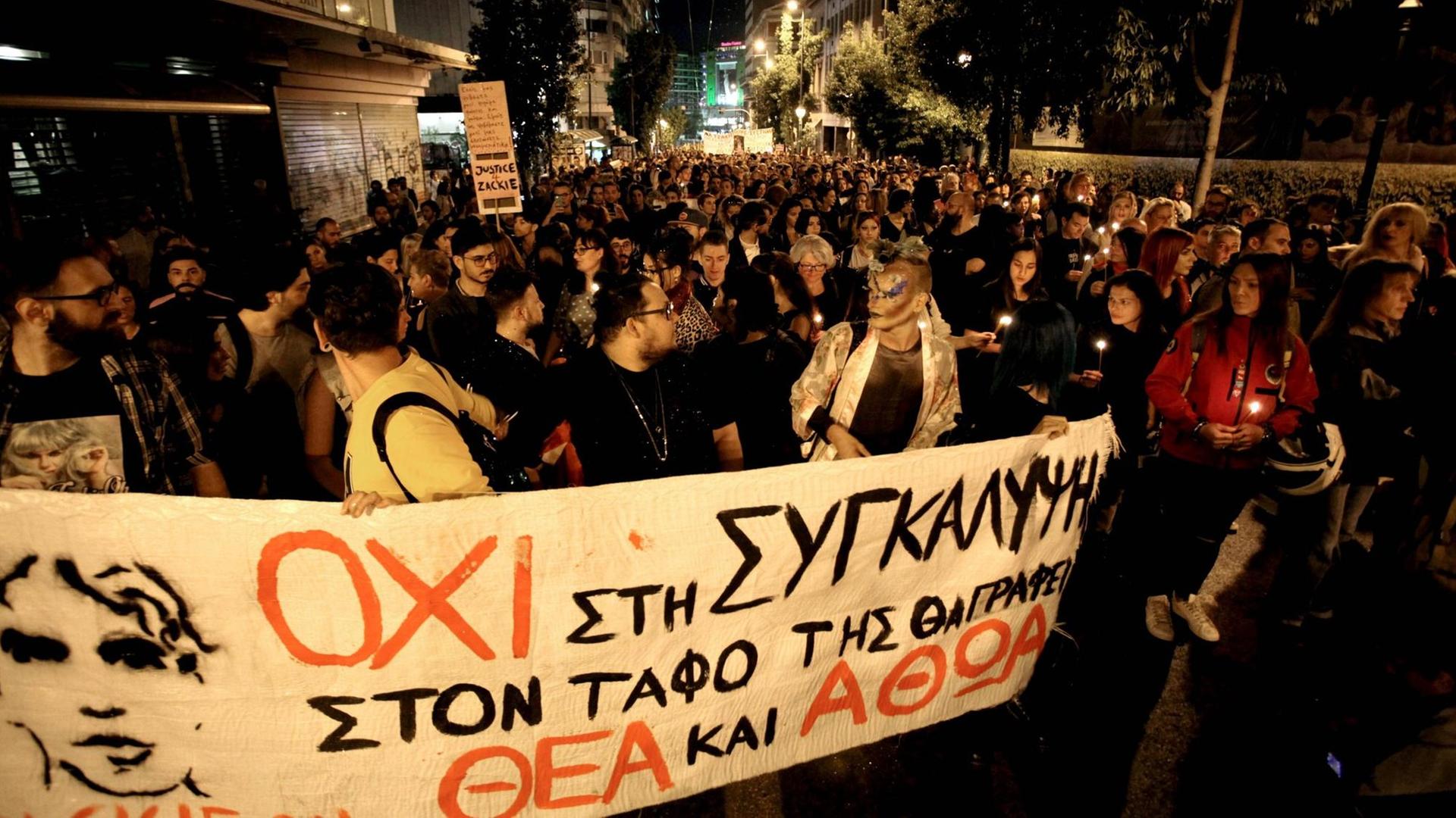 Mitglieder der LGTB-Community fordern am 2. Oktober 2018 in Athen die Aufklärung des Mordes an dem Künstler und LGTB-Aktivisten Zak Kostopoulos. Sie tragen Plakate.