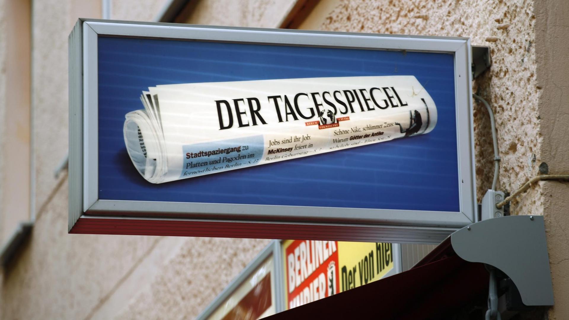 Ein Schild wirbt an einem Kiosk in Berlin für die Tageszeitung "Der Tagesspiegel".