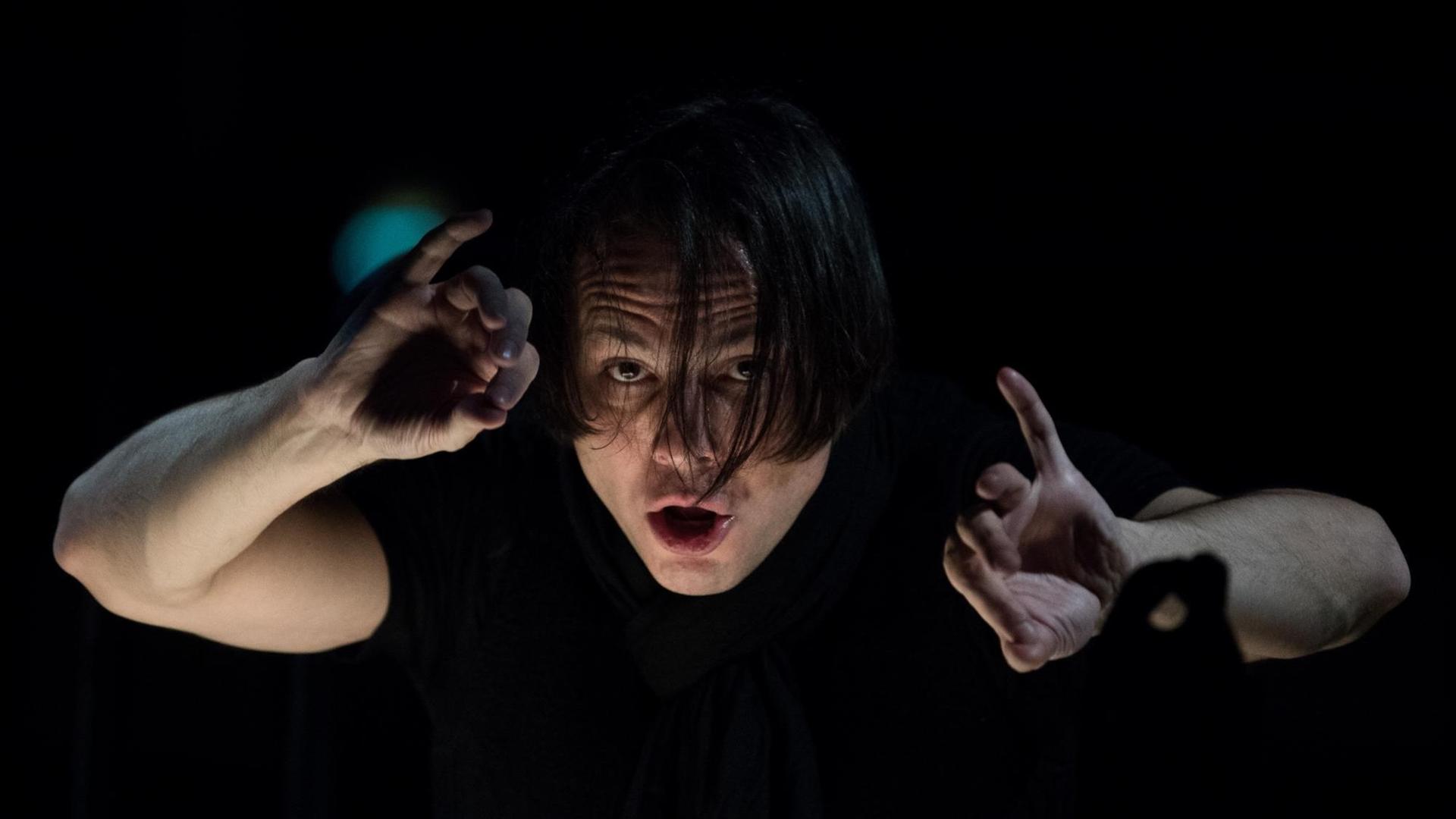 Der griechische Dirigent Teodor Currentzis dirigiert am 07.11.2017 in Baden-Baden (Baden-Württemberg) im Festspielhaus die Oper La Boheme.