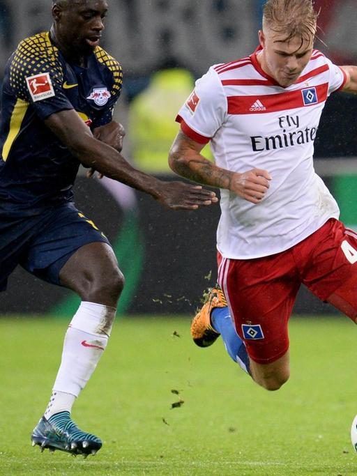 Hamburgs Rick van Drongelen (r) und Leipzigs Jean-Kevin Augustin kämpfen um den Ball.