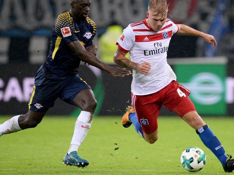 Hamburgs Rick van Drongelen (r) und Leipzigs Jean-Kevin Augustin kämpfen um den Ball.