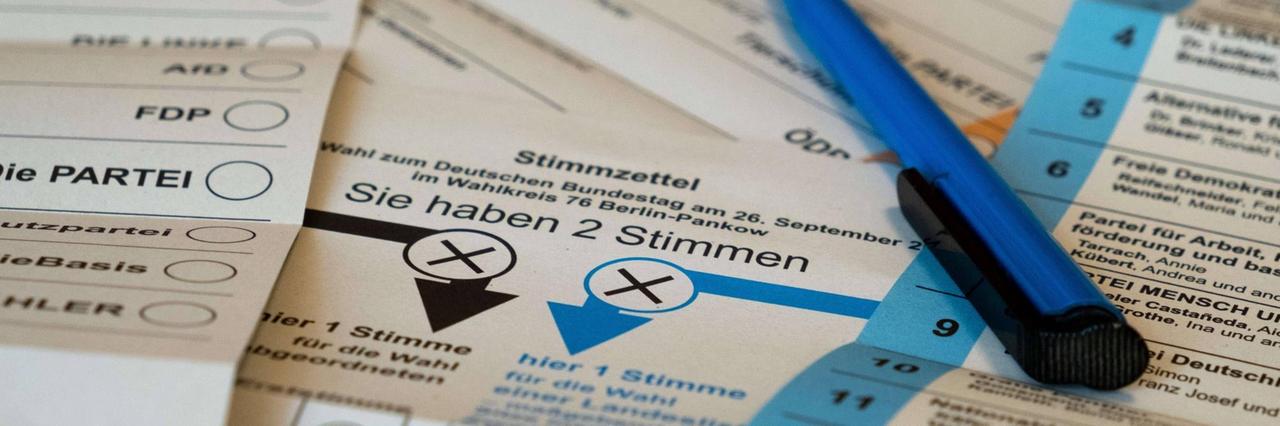 Ein Kugelschreiber liegt auf den Stimmzetteln für die bevorstehende Bundestagswahl und die Wahl zum Berliner Abgeordneten Haus. 