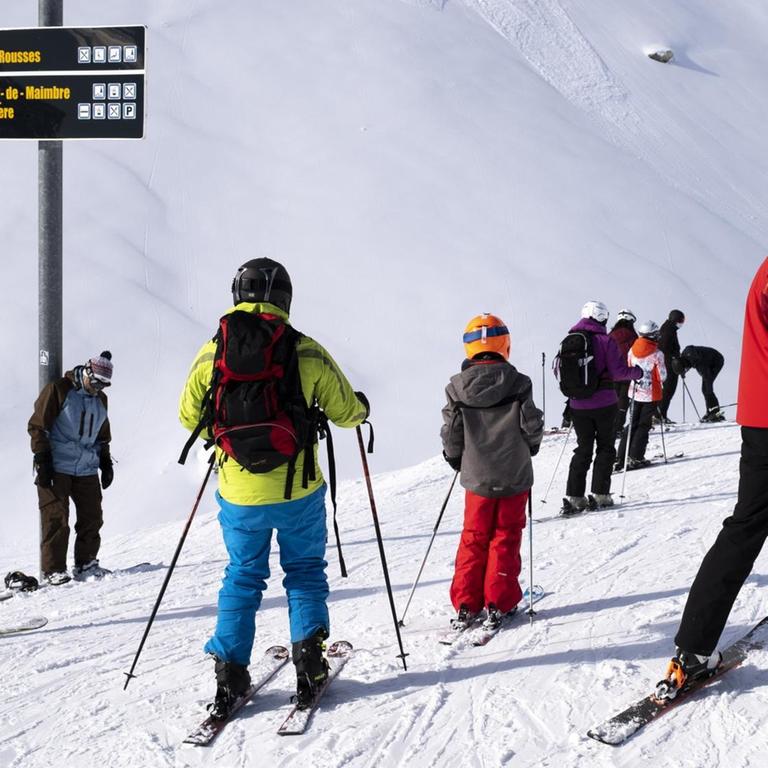 Ein Skilift-Mitarbeiter mit einer "Covid Angel"-Weste auf einer Skipiste in Anzere in der Schweiz im Januar 2021 Ein Skilift-Mitarbeiter mit einer "Covid Angel"-Weste auf einer Skipiste in Anzere in der Schweiz im Januar 2021