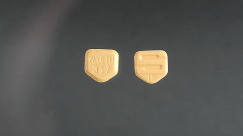 Oxazepam in Form von 15mg Tabletten. Oxazepam ist ein kurz- bis mittelschnell wirkendes Benzodiazepin. Oxazepam wird zur Behandlung von Angstzuständen und Schlaflosigkeit sowie zur Kontrolle der Symptome des Alkoholentzugs eingesetzt.