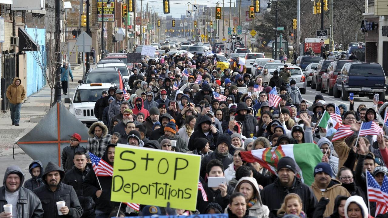 Hunderte Menschen demonstrieren am 16.02.2017 in Detroit, Michigan, sls Teil der Landesweiten Proteste "A Day Without Immigrants."