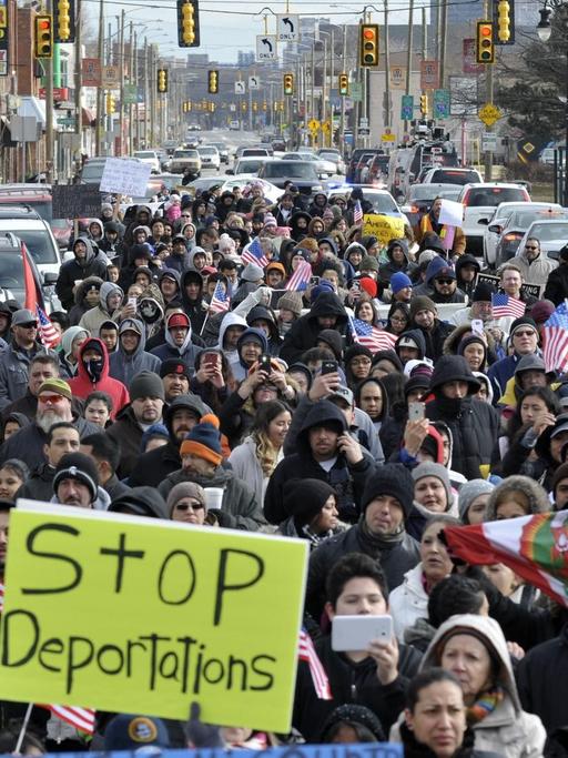 Hunderte Menschen demonstrieren am 16. Februar 2017 in Detroit, Michigan, als Teil der landesweiten Proteste "A Day Without Immigrants"