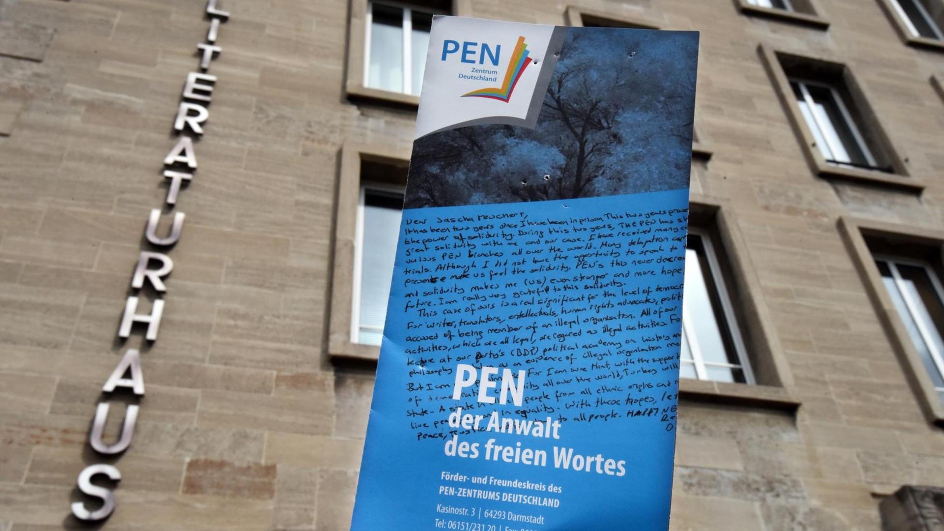 Ein Informationsblatt wird vor die Geschäftsstelle des deutschen PEN-Zentrums im Literaturhaus in Darmstadt- Ein Informationsblatt wird vor die Geschäftsstelle des deutschen PEN-Zentrums im Literaturhaus in Darmstadt-