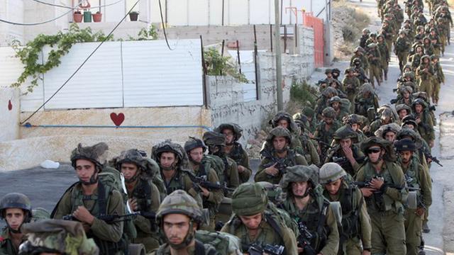 Israelische Soldaten am 17. Juni 2014 marschieren nahe Hebron/West Bank im Zuge der Operation "Bruders Hüter"