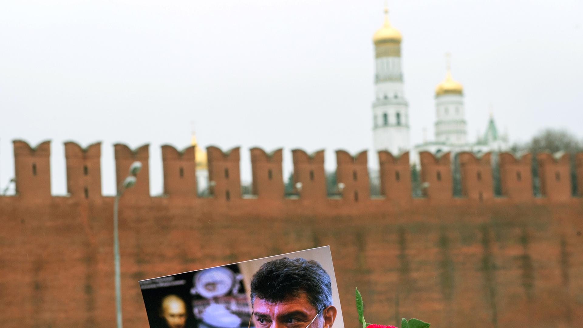 Blumen und ein Foto von Boris Nemzow liegen an der Stelle im Zentrum von Moskau, wo der russische Oppositionspolitiker erschossen wurde.