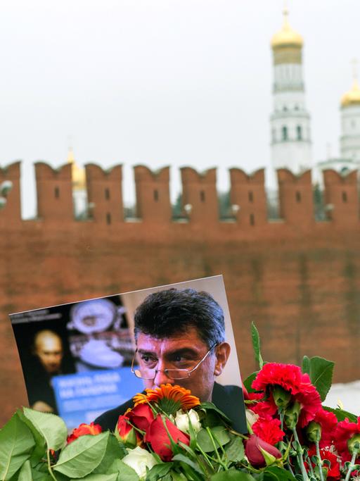 Blumen und ein Foto von Boris Nemzow liegen an der Stelle im Zentrum von Moskau, wo der russische Oppositionspolitiker erschossen wurde.