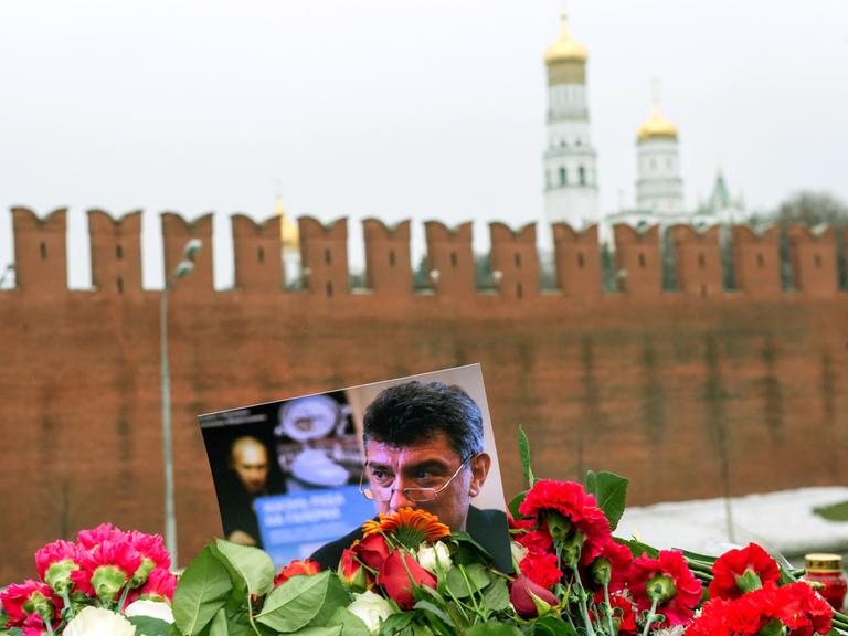 Blumen und ein Foto von Boris Nemzow liegen an der Stelle im Zentrum von Moskau, wo der russische Oppositionspolitiker erschossen wurde.