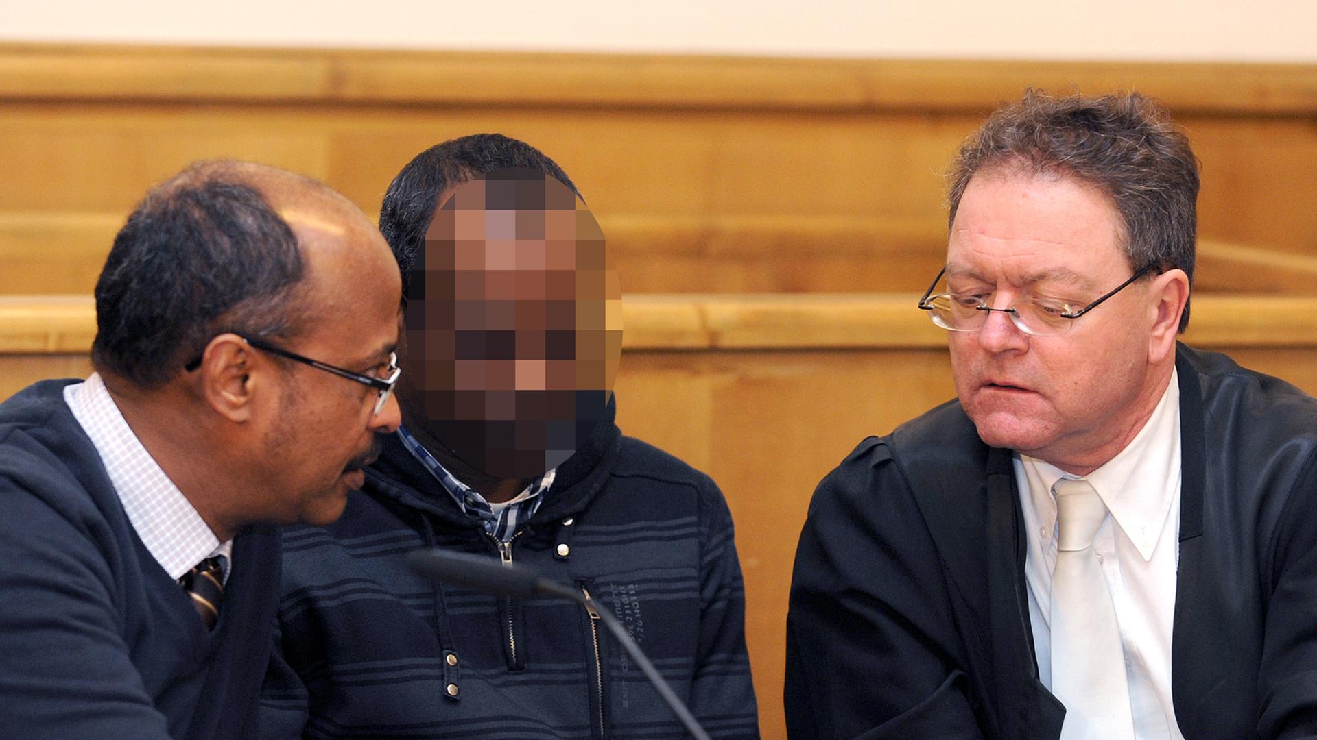 Der angeklagte Somalier umringt von seinem Dolmetscher und seinem Verteidiger