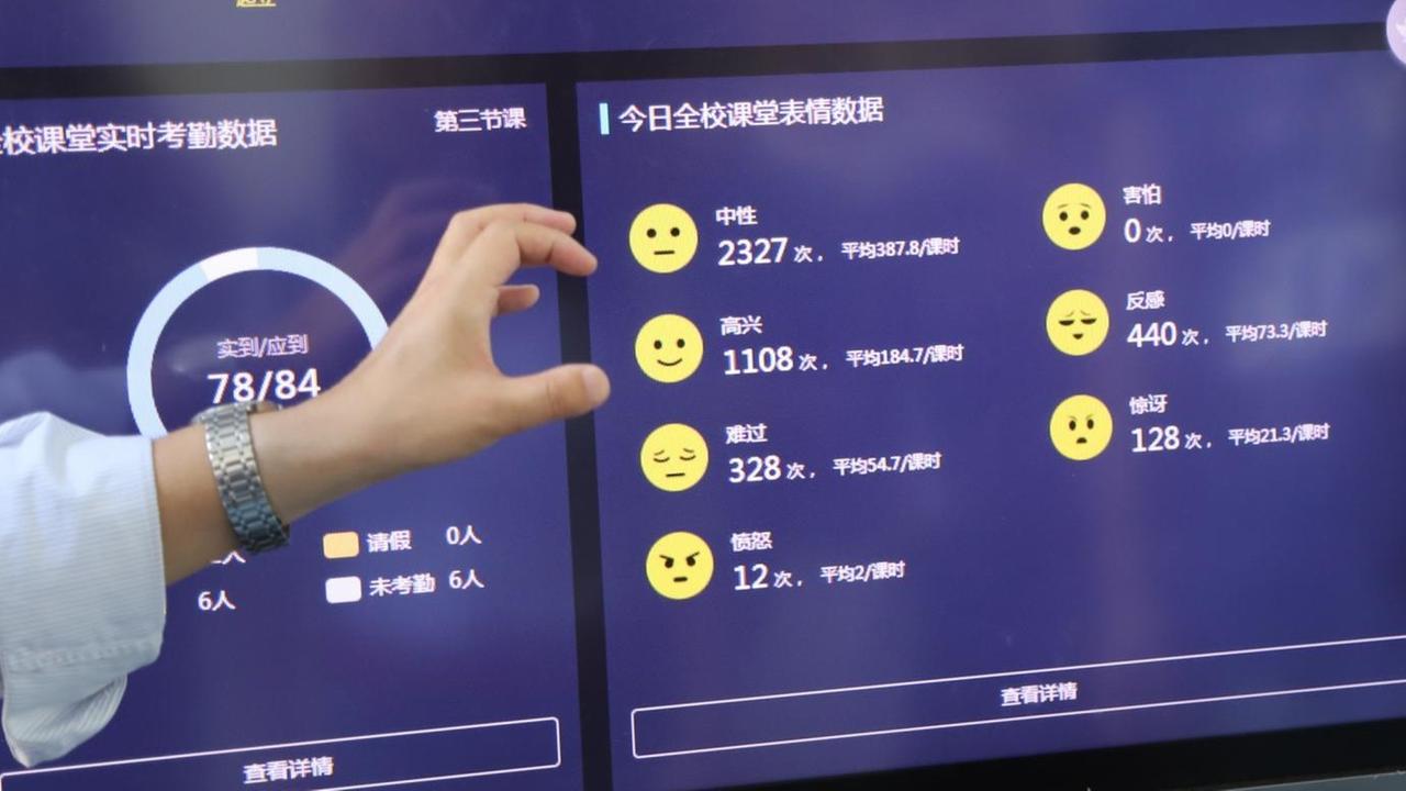 Blick auf einen Monitor mit unterschiedlichen Emojis: Kamera-Daten zum Gesichtsausdruck eines Schülers in der Hangzhou-Schule in China.