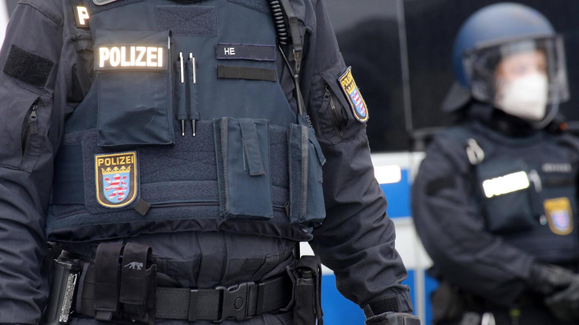 Vermummte Polizisten bei einem Einsatz in Hessen