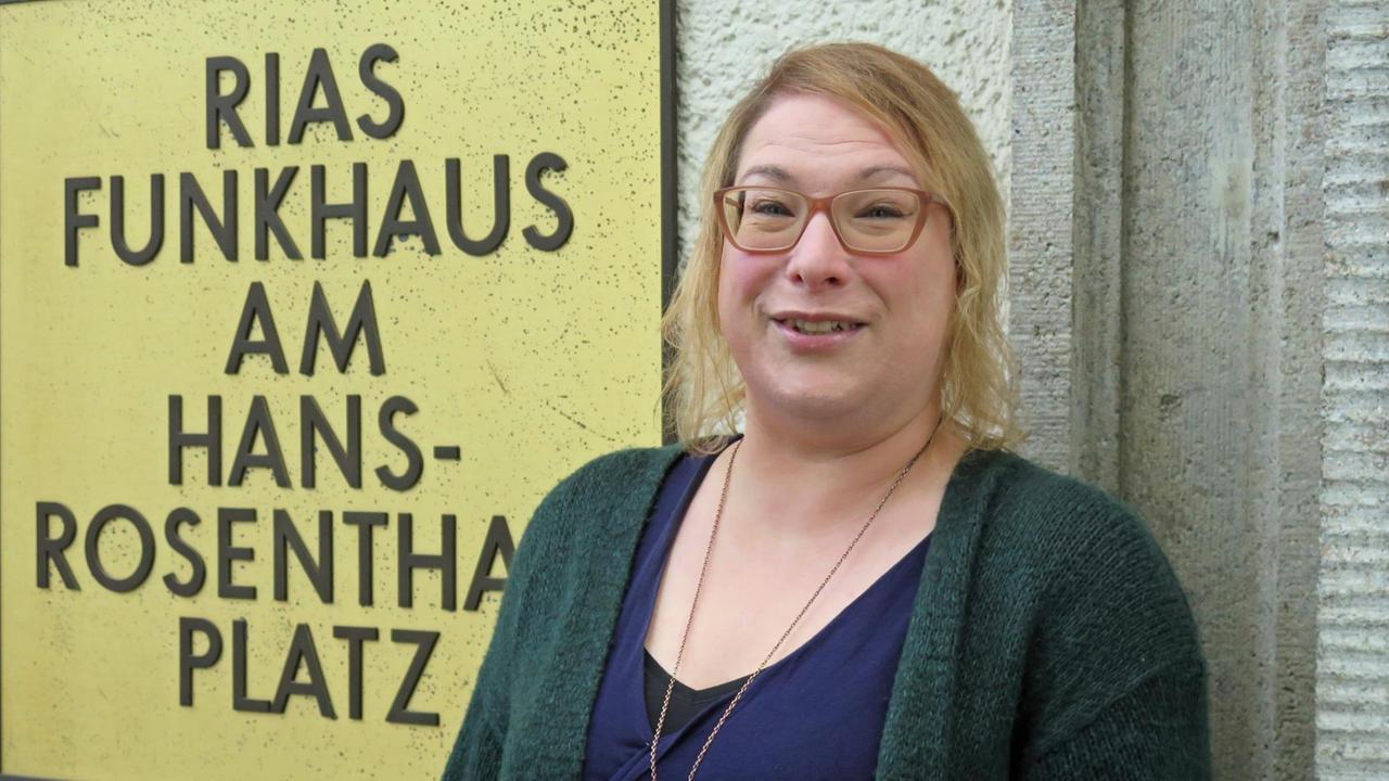 Die Autorin Susann Sitzler steht vor dem Rias-Gebäude in Berlin.