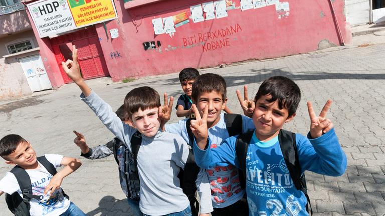 Jungen vor einem Büro der pro-kurdischen HDP-Partei in Cizre