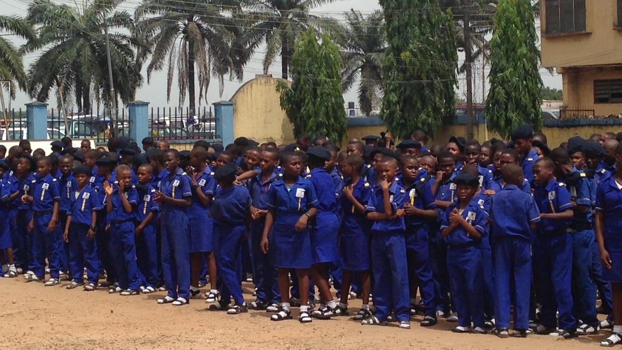 Schulkinder beim Appell im Rochas College, Nigeria.