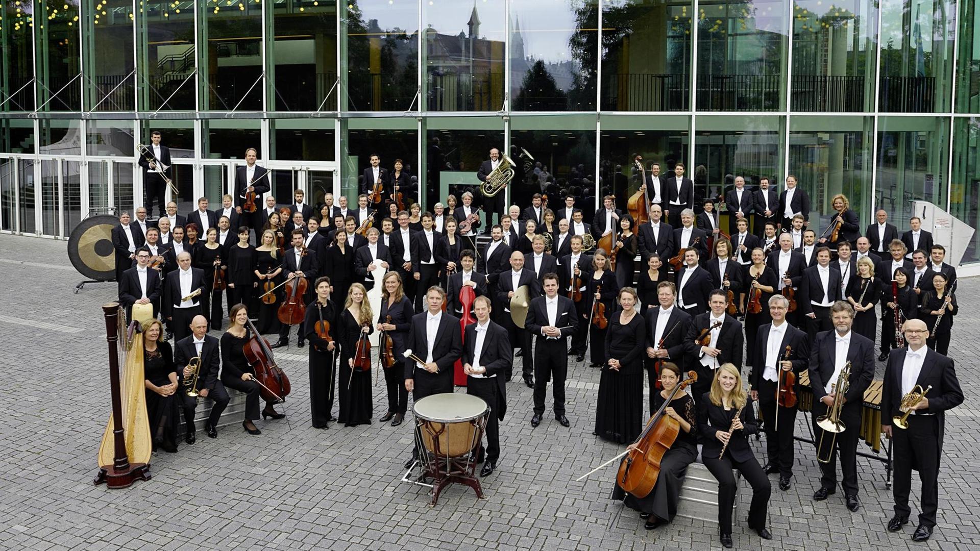 Die Bamberger Symphoniker vor ihrer Konzerthalle