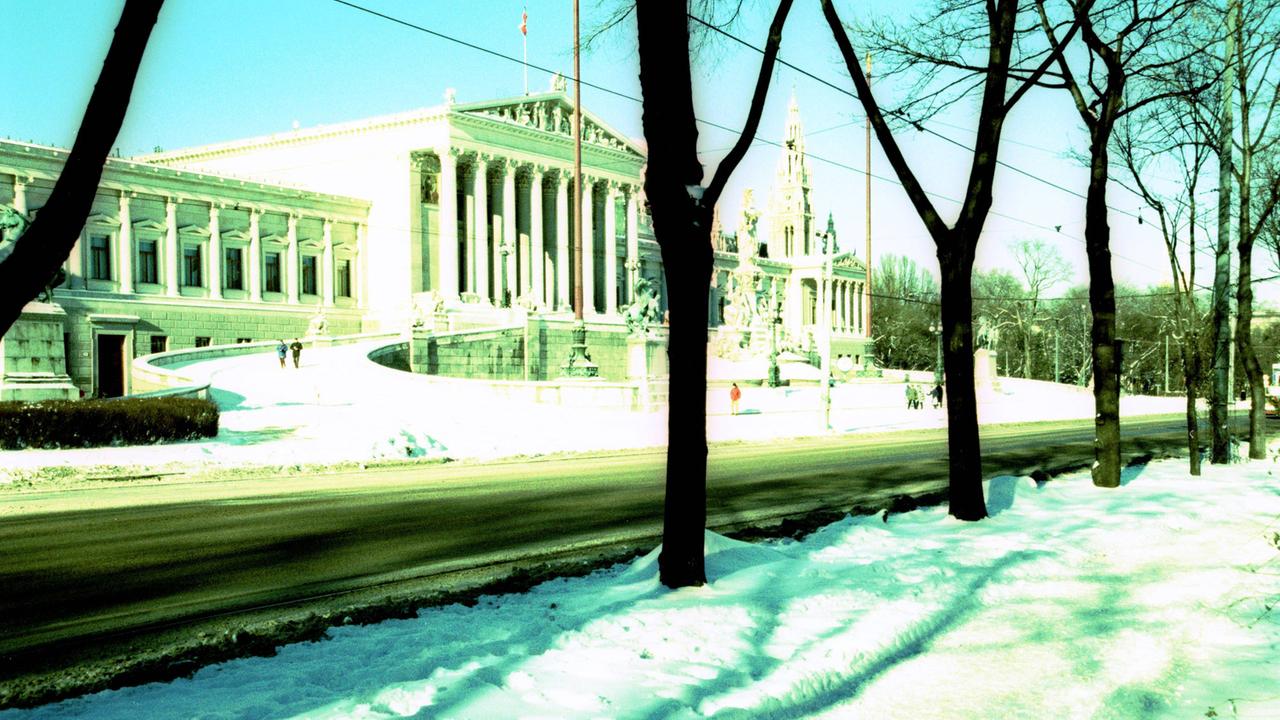 Das Parlamentsgebäude in der Wiener Ringstraße durch einen Effektfilter betrachtet.