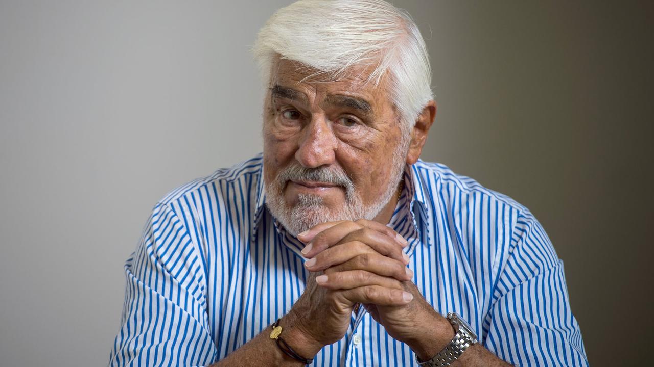 Der Schauspieler Mario Adorf posiert am 26.08.2015 anlässlich der Vorstellung seines Buchs "Schauen Sie mal böse - Geschichten aus meinem Schauspielerleben" in Frankfurt am Main. Foto: Andreas Arnold/dpa