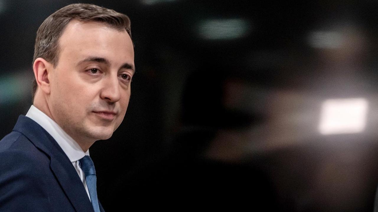 Ziemiak im Porträt. Er schaut rechts an der Kamera vorbei. Ziemiak im Porträt. Er schaut rechts an der Kamera vorbei.