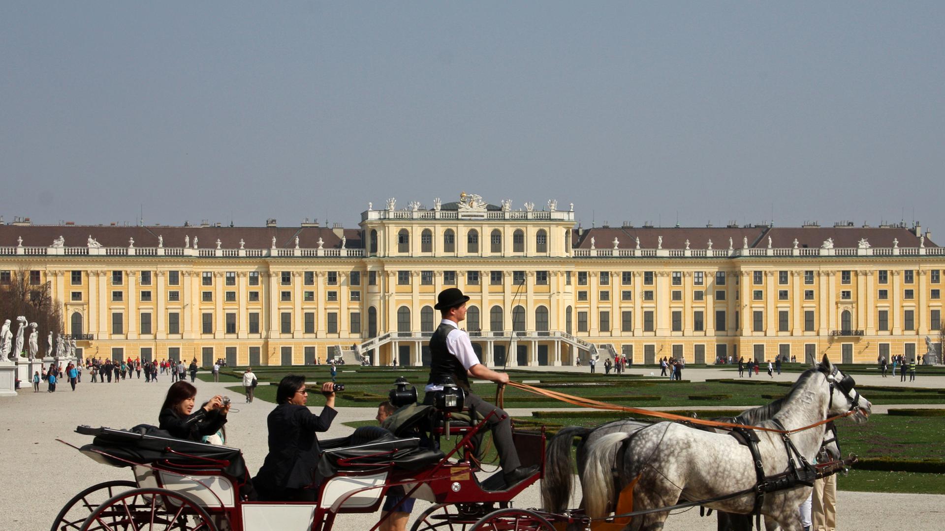 Ein Fiaker vor Schloss Schönbrunn