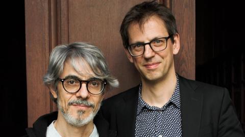 Komponist Alberto Posadas und Pianist Florian Hölscher stehen nebeneinander