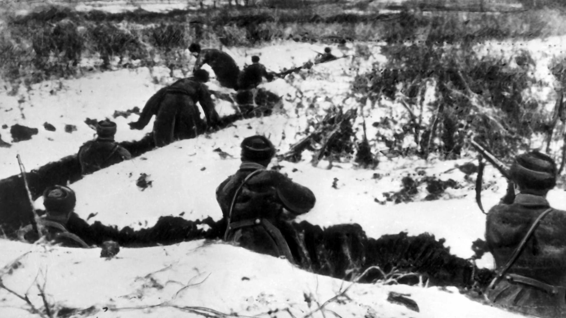 Sowjetische Soldaten in Schützengräben, aufgenommen während des Zweiten Weltkriegs.
