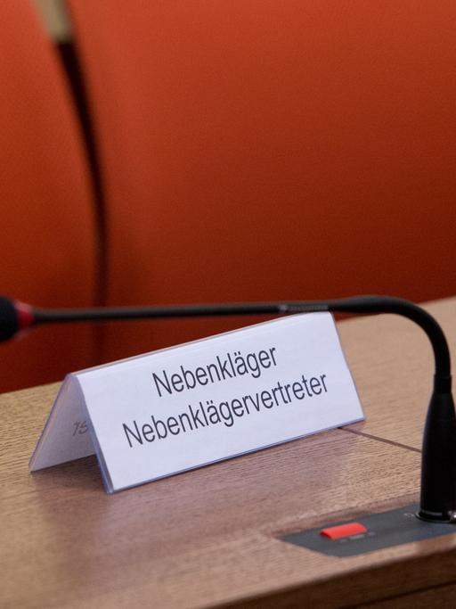 Ein Schild mit der Aufschrift "Nebenkläger - Nebenklägervertreter" steht im Oberlandesgericht in München