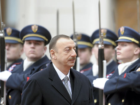 Ein Porträt des aserbaidschanischen Präsidenten Ilham Alijew.
