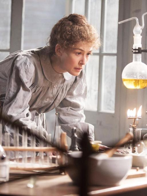 Filmszene aus "Marie Curie – Elemente des Lebens" mit Rosamund Pike, in der Rolle der Marie Curie