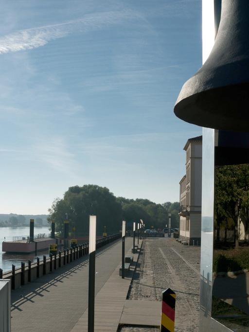 Die Friedensglocke auf der Oderpromenade in Frankfurt an der Oder.