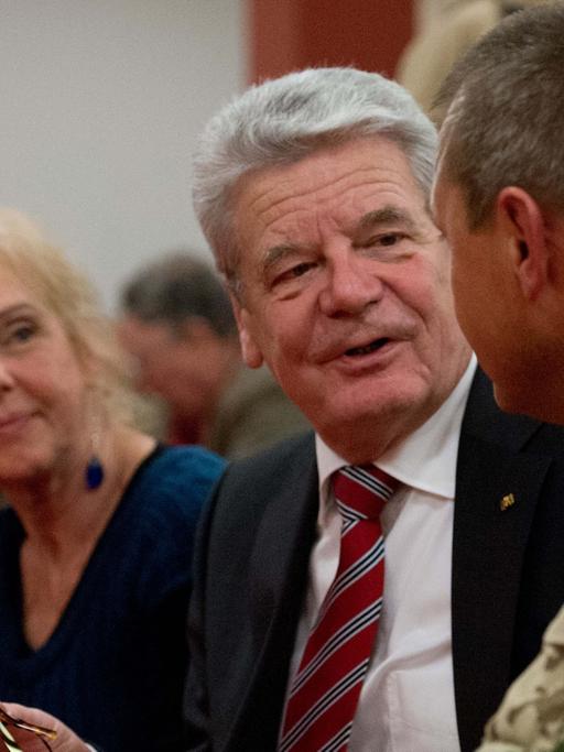 Bundespräsident Gauck im Gespräch mit Bundeswehrsoldaten in Afghanistan