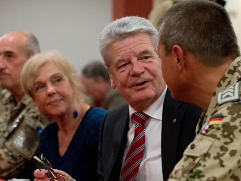 Bundespräsident Gauck im Gespräch mit Bundeswehrsoldaten in Afghanistan