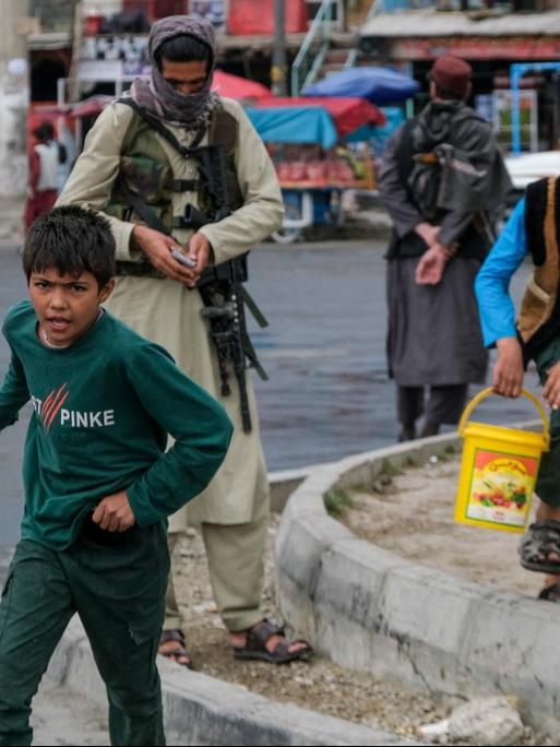 Jugendliche in einer Straße von Kabul, Afghanistan.