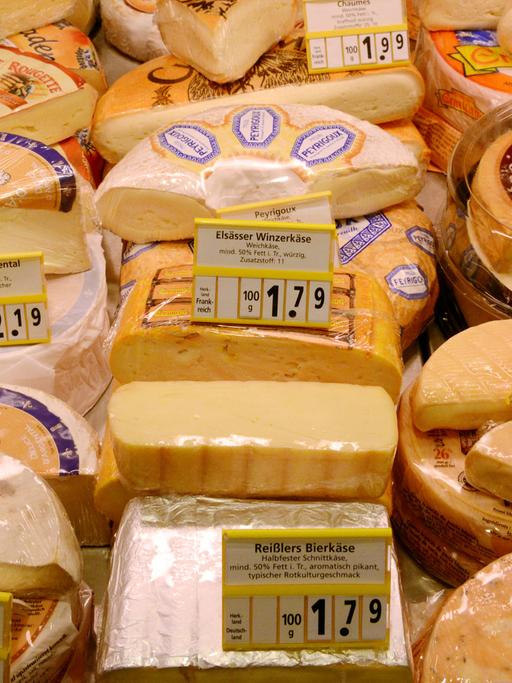 Käse in einer Käsetheke in Offenburg (Baden-Württemberg) in einer Filiale eines Edeka-Marktes