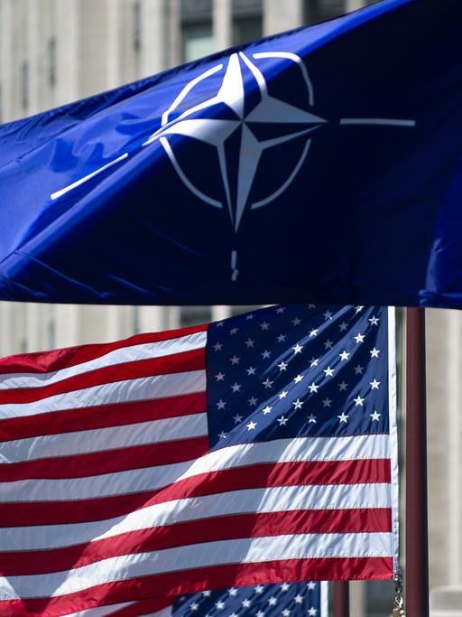 Die US-amerikanische und die NATO-Fahne wehen am Donnerstag (17.05.2012) im Stadtzentrum in Chicago. In der nordamerikanischen Stadt am Michigansee findet am 20. und 21.05.2012 der NATO-Gipfel statt.