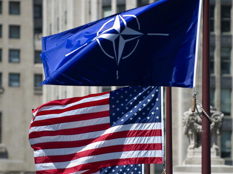 Die US-amerikanische und die NATO-Fahne wehen am Donnerstag (17.05.2012) im Stadtzentrum in Chicago. In der nordamerikanischen Stadt am Michigansee findet am 20. und 21.05.2012 der NATO-Gipfel statt.