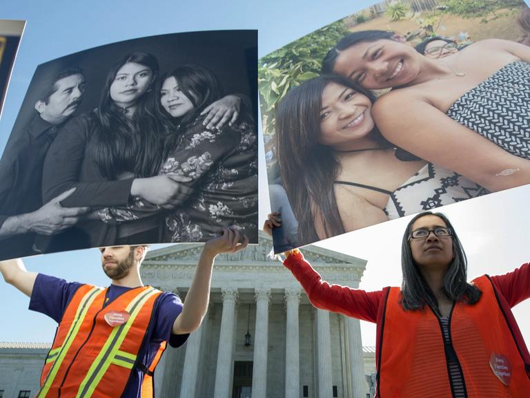 Aktivisten, die sich für illegale Einwanderer einsetzen, demonstrieren vor dem Supreme Court in Washington, D.C.
