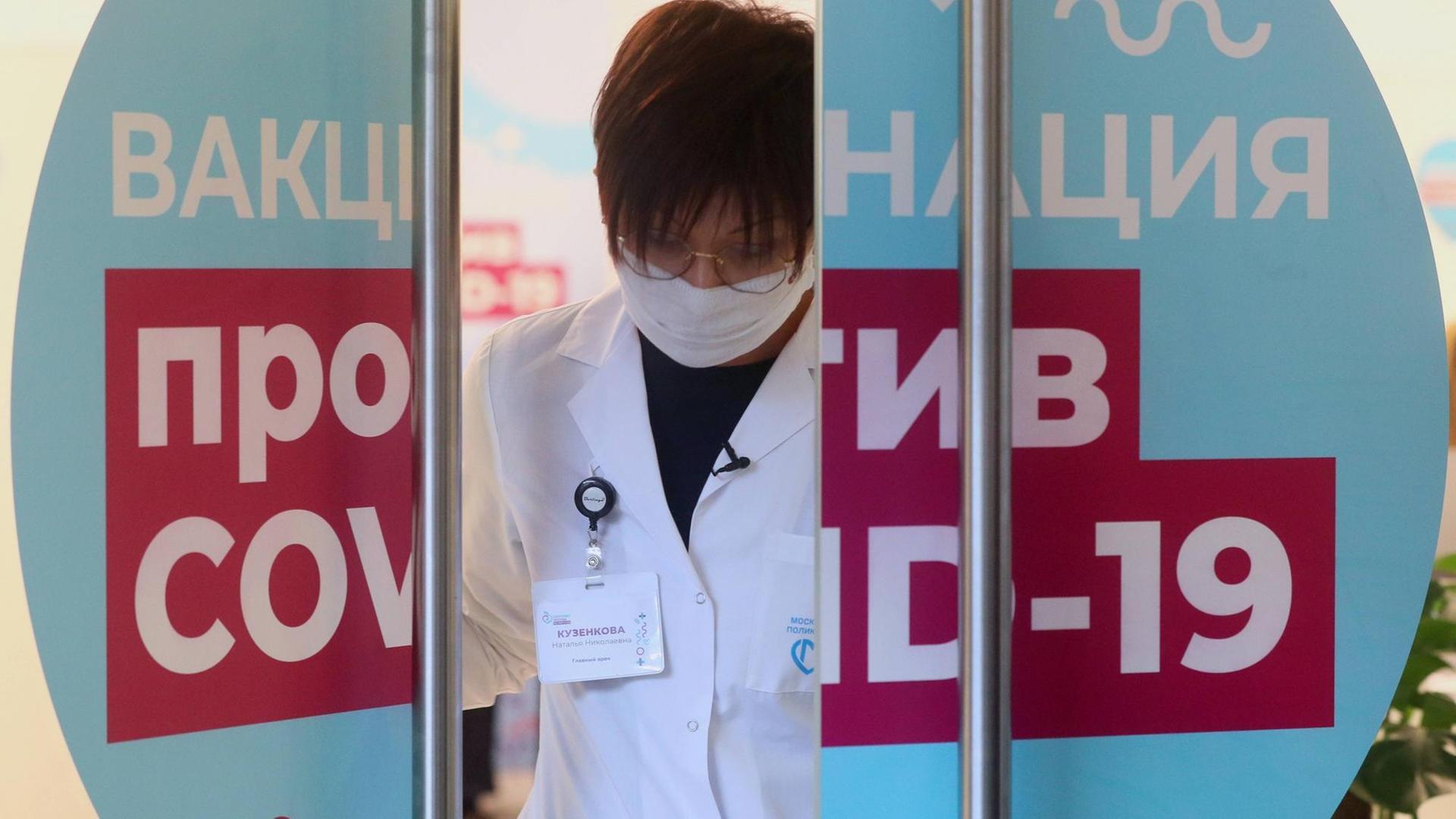 Ein medizinischer Mitarbeiterin steht in der Tür einer mobilen COVID-19-Impfeinheit im Kaufhaus GUM.