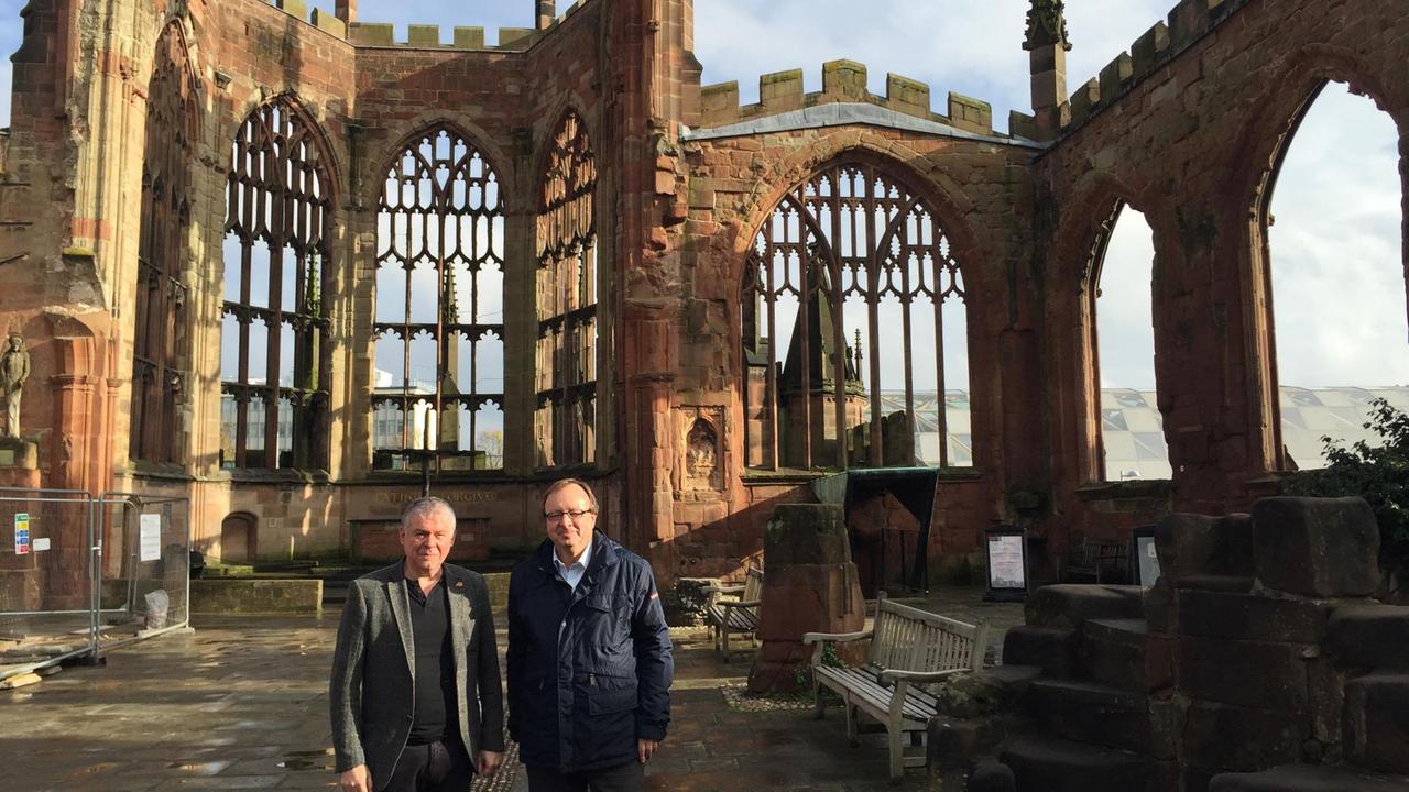 In der Ruine der Kathedrale von Coventry der Historiker David McGrory (links) und der Deutschlandradio-Korrespondent Friedbert Meurer.